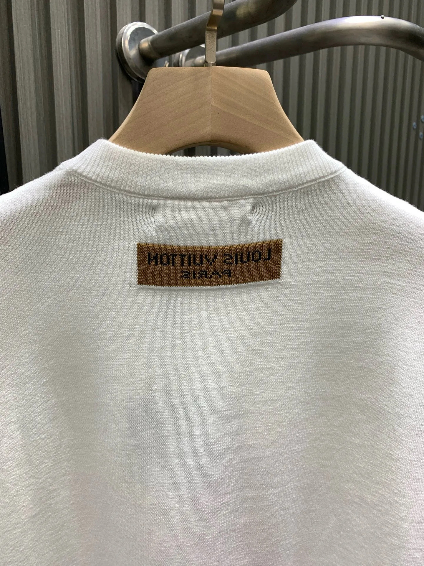 🅿️290 🀄️ louis vuitton* Louis Vuitton lv cherry blossom pink four-leaf clover printed short-sleeved T-shirt New intarsia short-sleeved round neck knitted T-shirt This cotton T-shirt uses jacquard technology on the front. The LU logo letters and monogram floral pattern are depicted on the chest. The back panel is simple and generous. The upper body is fresh and elegant. It is exclusively customized from the original board. 260g 32-count double yarn pure cotton fabric. The texture is very soft and comfortable. 100% different top fabrics in the market (does not shrink or deform) with 320g 1x1 thread (fabric threads are dyed in the same vat, no color difference, not easy to deform) original customization, collar label, wash mark, hang tag, packaging (perfect details) os dropped shoulder loose version, spring and summer latest brick cabinet synchronization, same style for men and women